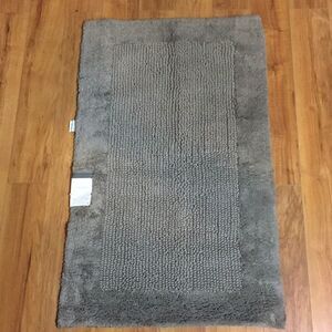Threshold Ultra Soft Bath Rug Stone. Gray 23”x38”